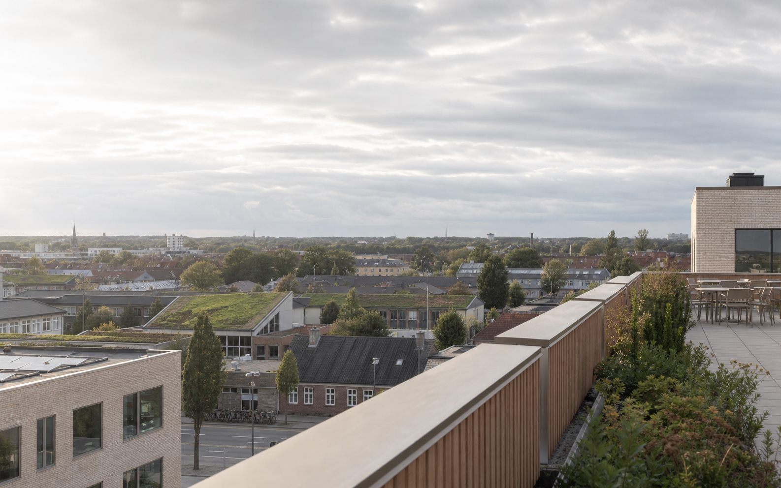 Illustrativ udsigt over en dansk by fra en tagterrasse